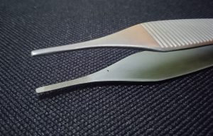 pinza adson sin dientes 12 cm 01